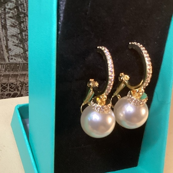 NEWT Elegant Gold and Pearl Earrings - Picture 5 of 10